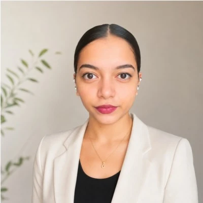 Sandra Hillarious - LinkedIn Creator